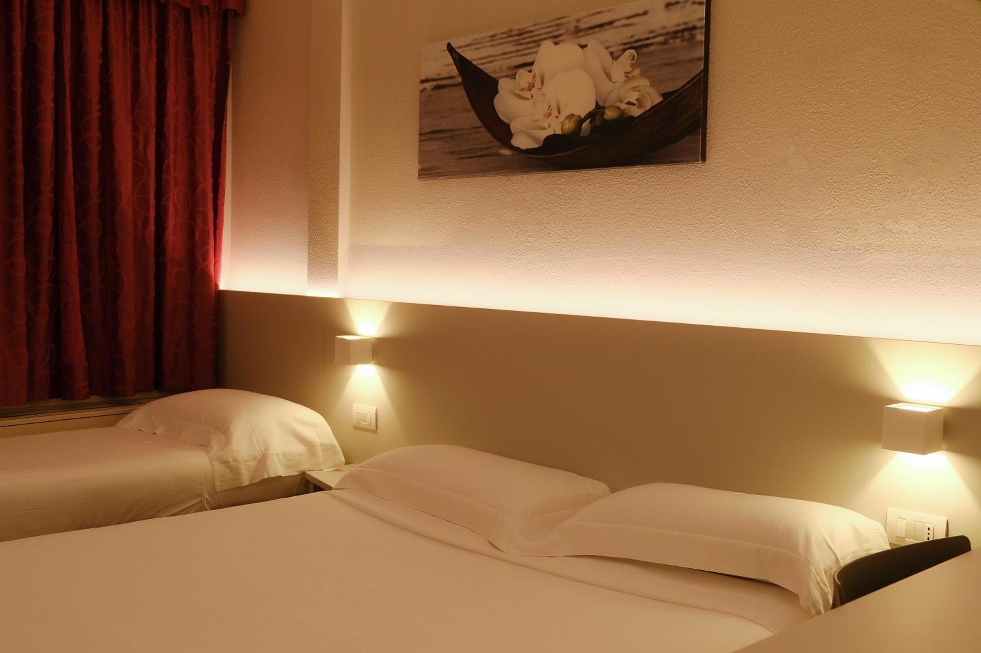 Hotel Motel 2000 Trezzano Sul Naviglio Esterno foto